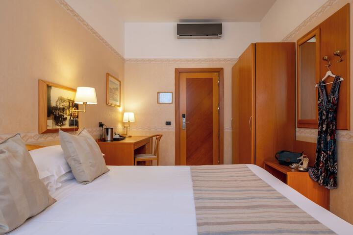 Room 26 of 101