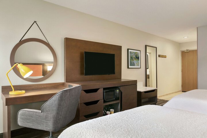 2 Queen Beds (3 of 9)
