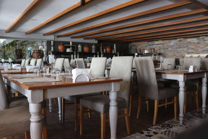 Dining 16 of 18