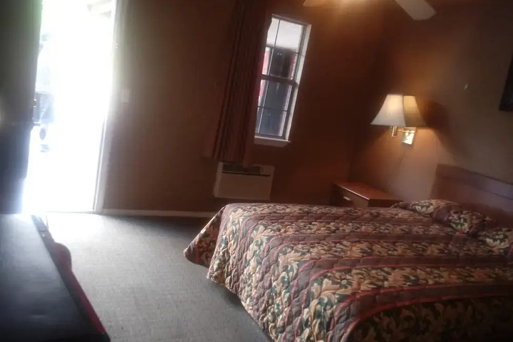 Room 4 of 9