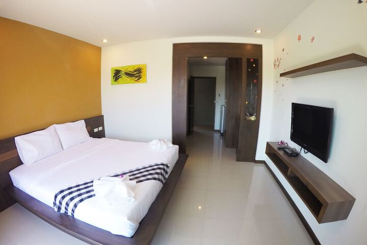 Room 6 of 33