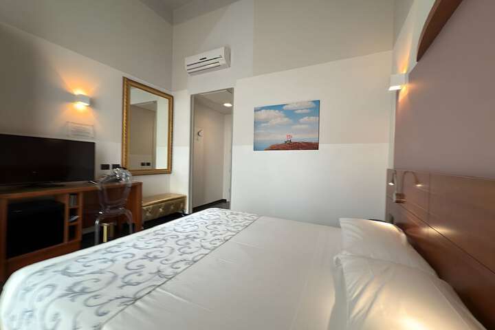 Room 25 of 106