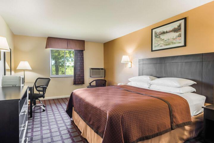 1 Queen Bed Mobility Hearing Accessible Bathtub with Grab Bars (12 of 16)