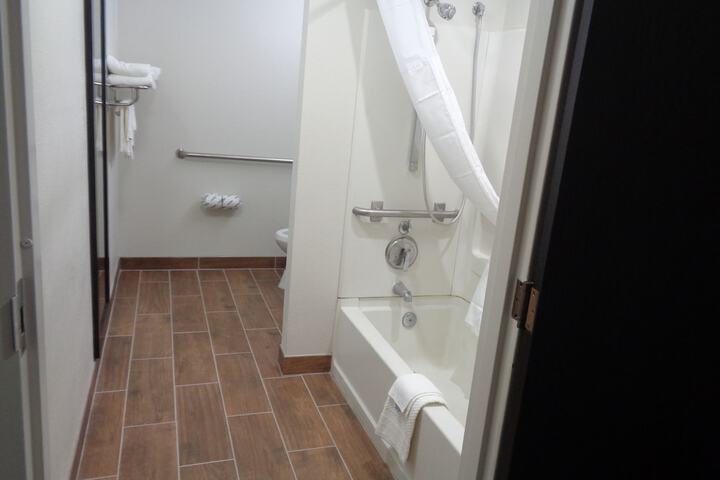 2 Queen Beds Accessible (23 of 50)