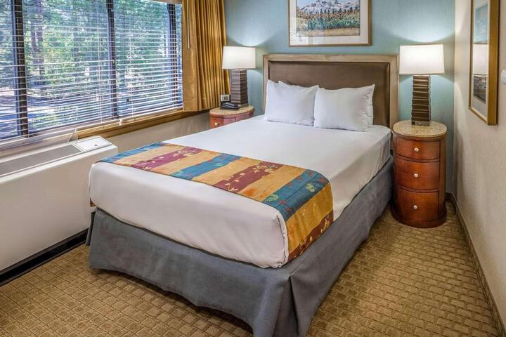 1 Bedroom 2 King Beds Murphy Bed Queen Bed Sofa (3 of 11)
