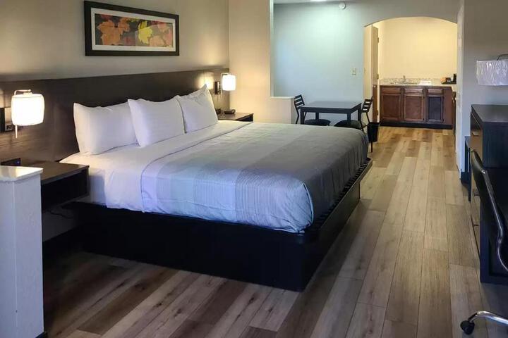 1 King Bed (11 of 11)