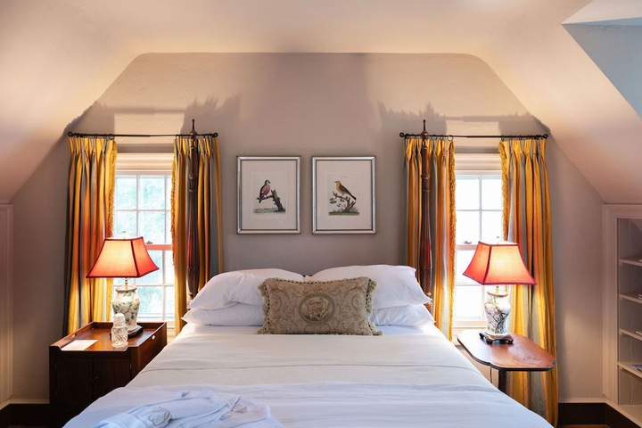 Room 6 of 10