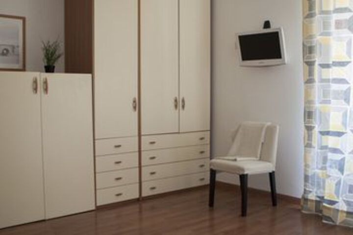 Room 9 of 16