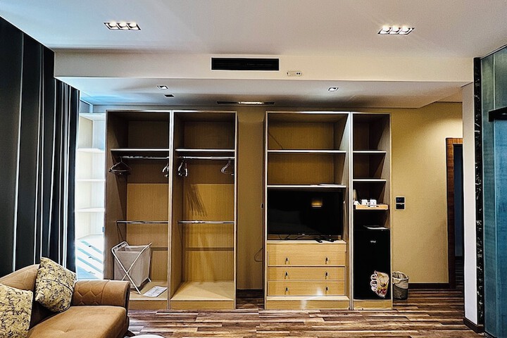 Room 46 of 147