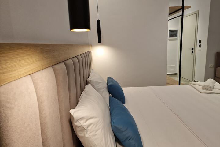 Room 7 of 73