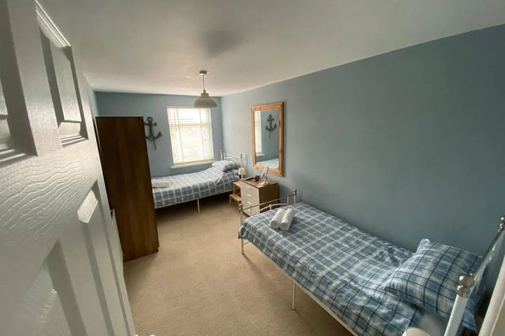 Room 4 of 9