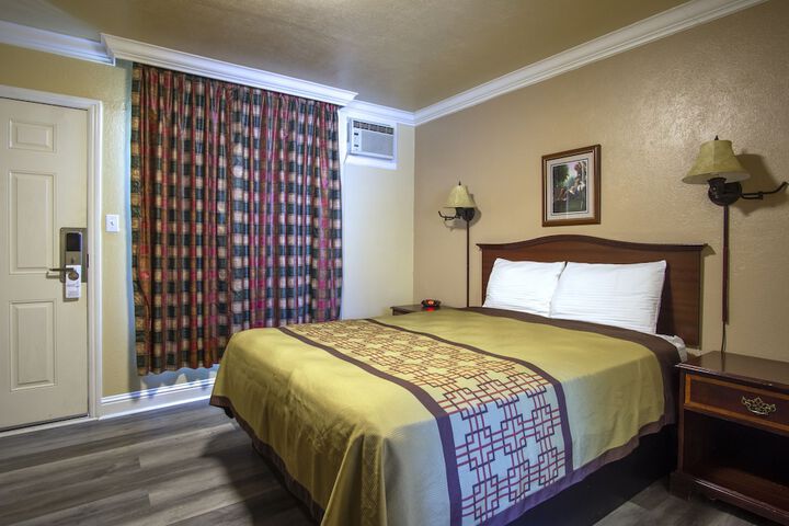 Room 21 of 90