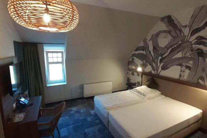 Room 4 of 24