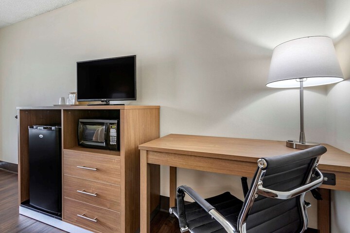 1 Queen Bed Accessible (10 of 13)