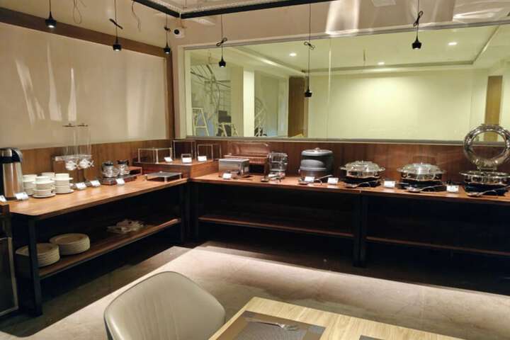 Dining 42 of 49