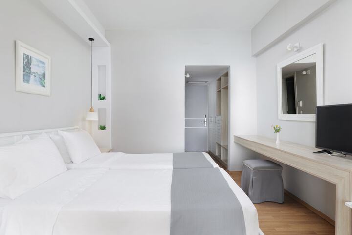 Room 14 of 208