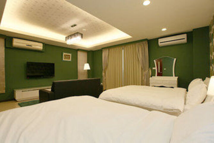 Room 10 of 20