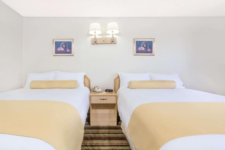 2 Double Beds (7 of 8)