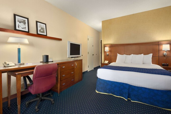 1 King Bed (8 of 10)