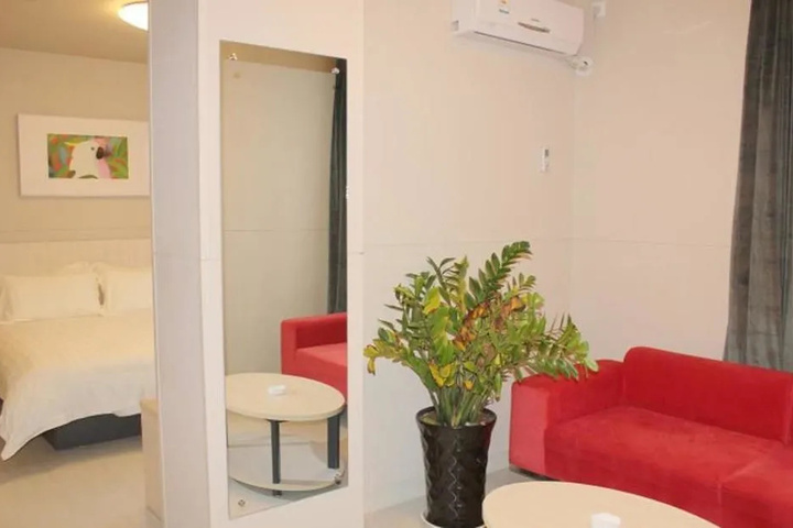 Room 6 of 10