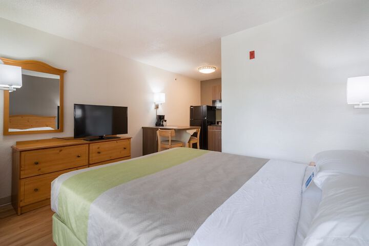 1 Queen Bed (13 of 14)