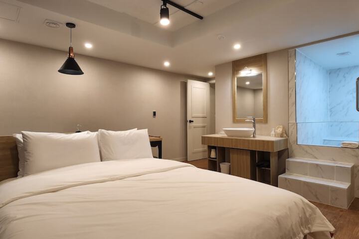 Room 19 of 33