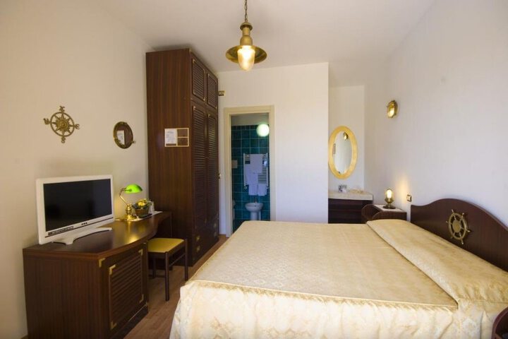 Room 3 of 38