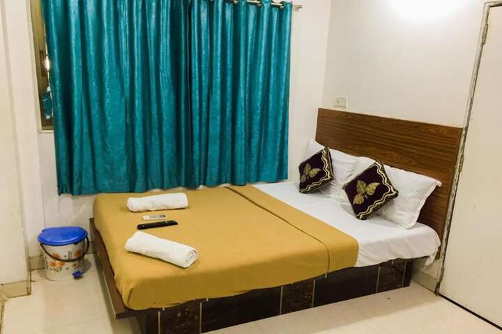 Room 6 of 13