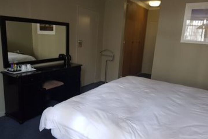 Room 10 of 27