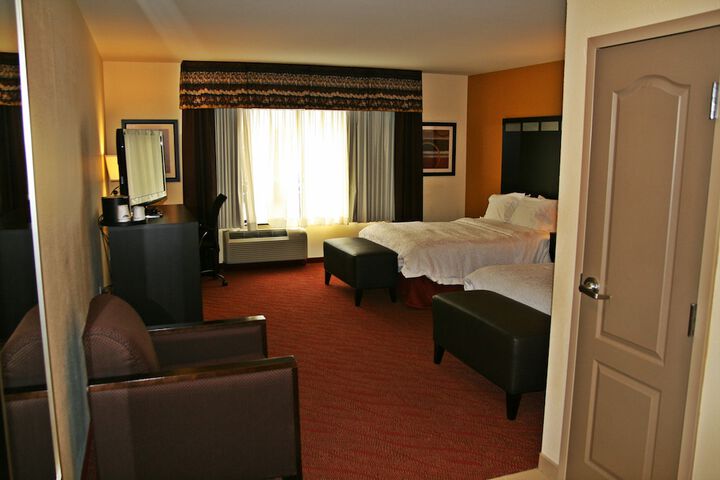 2 Queen Beds (5 of 12)