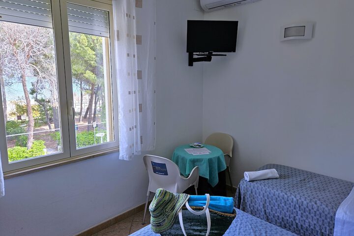 Room 6 of 65