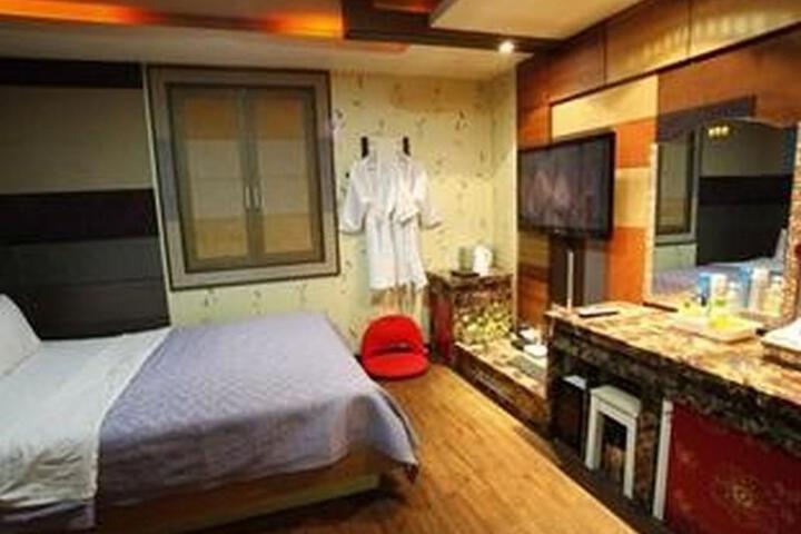 Room 3 of 5