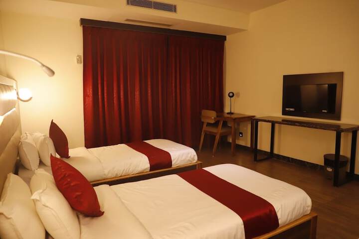 Room 5 of 16