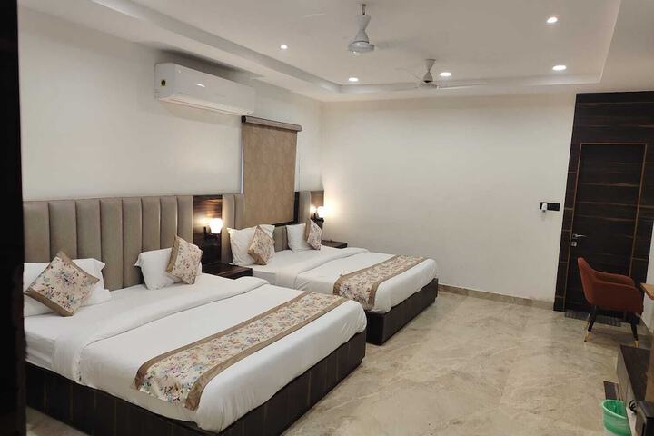 Room 9 of 28
