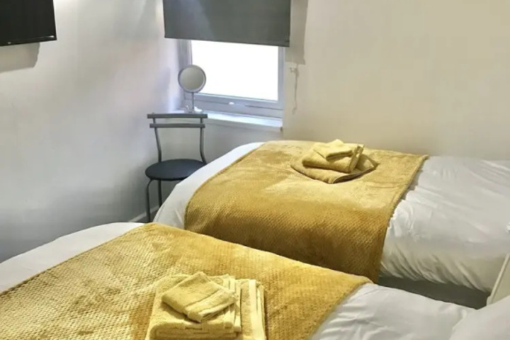 Room 5 of 12