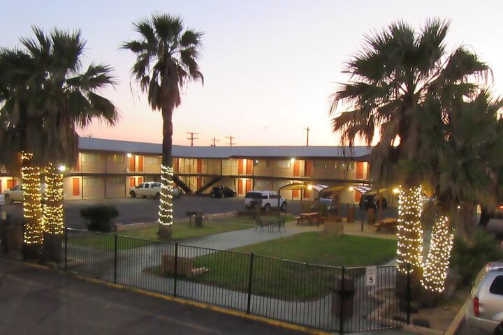 Hotel Exterior 31 of 32