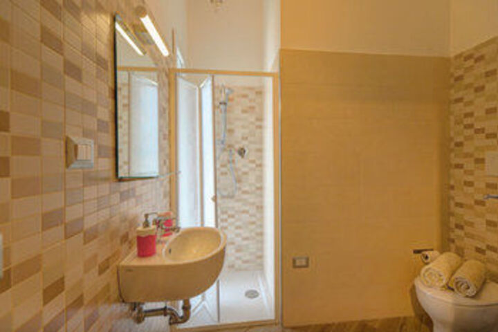 Room 4 of 18