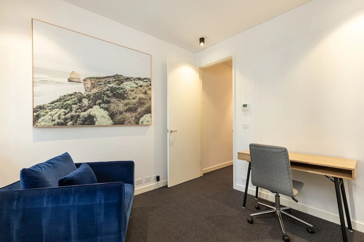 Room 6 of 12