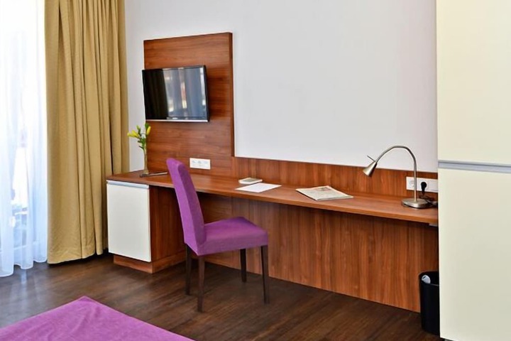 Room 5 of 12