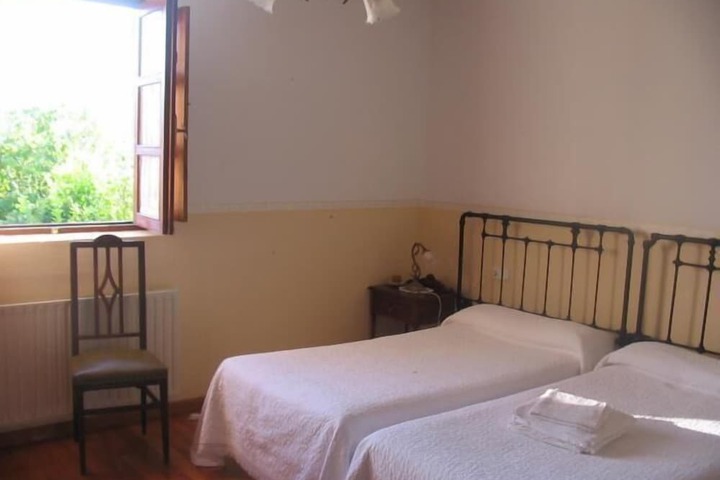 Room 4 of 11