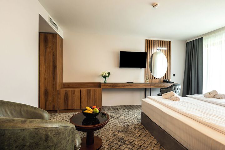 Room 15 of 37