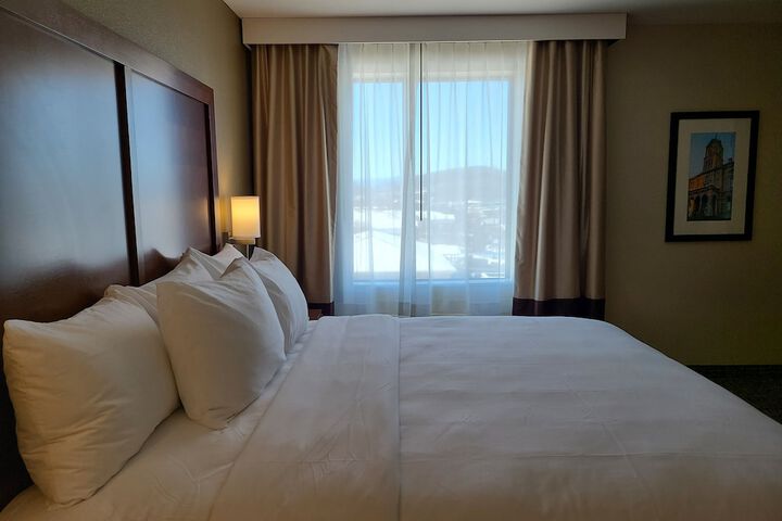 1 King Bed (3 of 26)