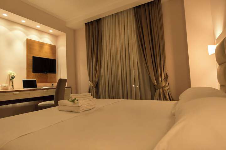 Room 2 of 40
