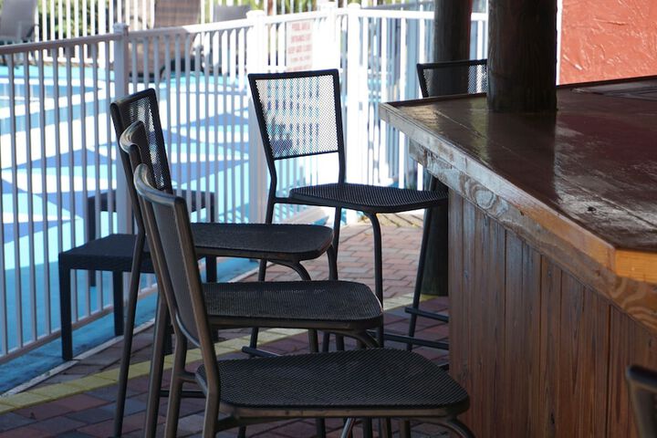 Poolside bar