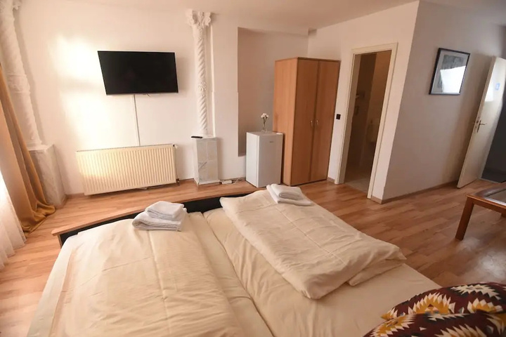 Room 6 of 13
