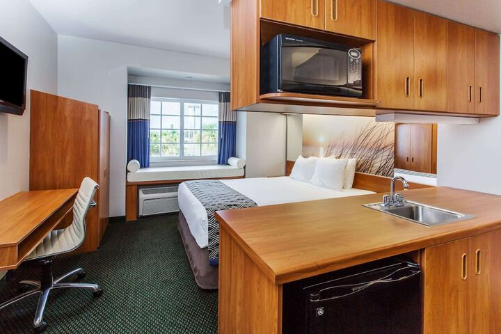 1 Queen Bed (5 of 12)