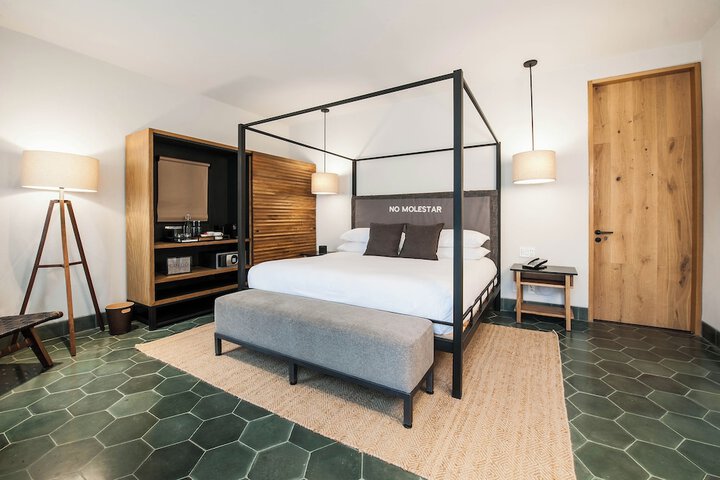 Room 17 of 62