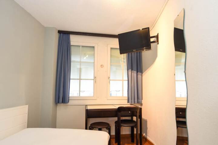 Room 8 of 32