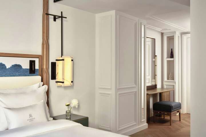 Room 42 of 168