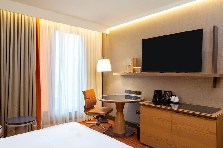Room 8 of 103